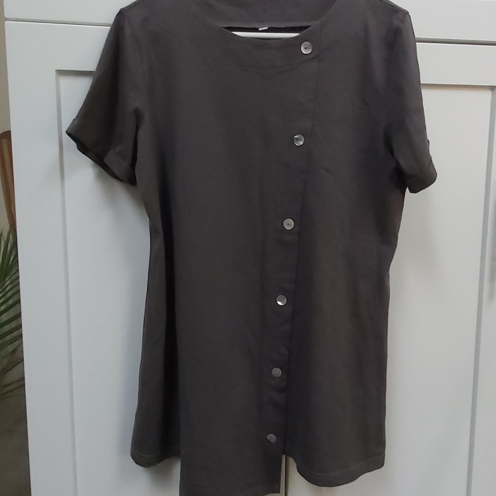 Short sleeved pullover top